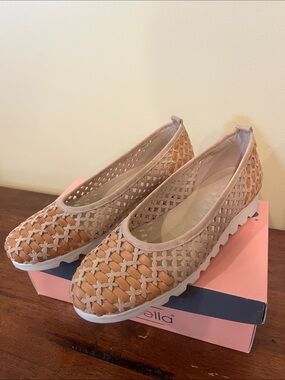 MODABELLA Spain Perforated Leather Cushioned Flats Size EU 40/US 9-9 1/2